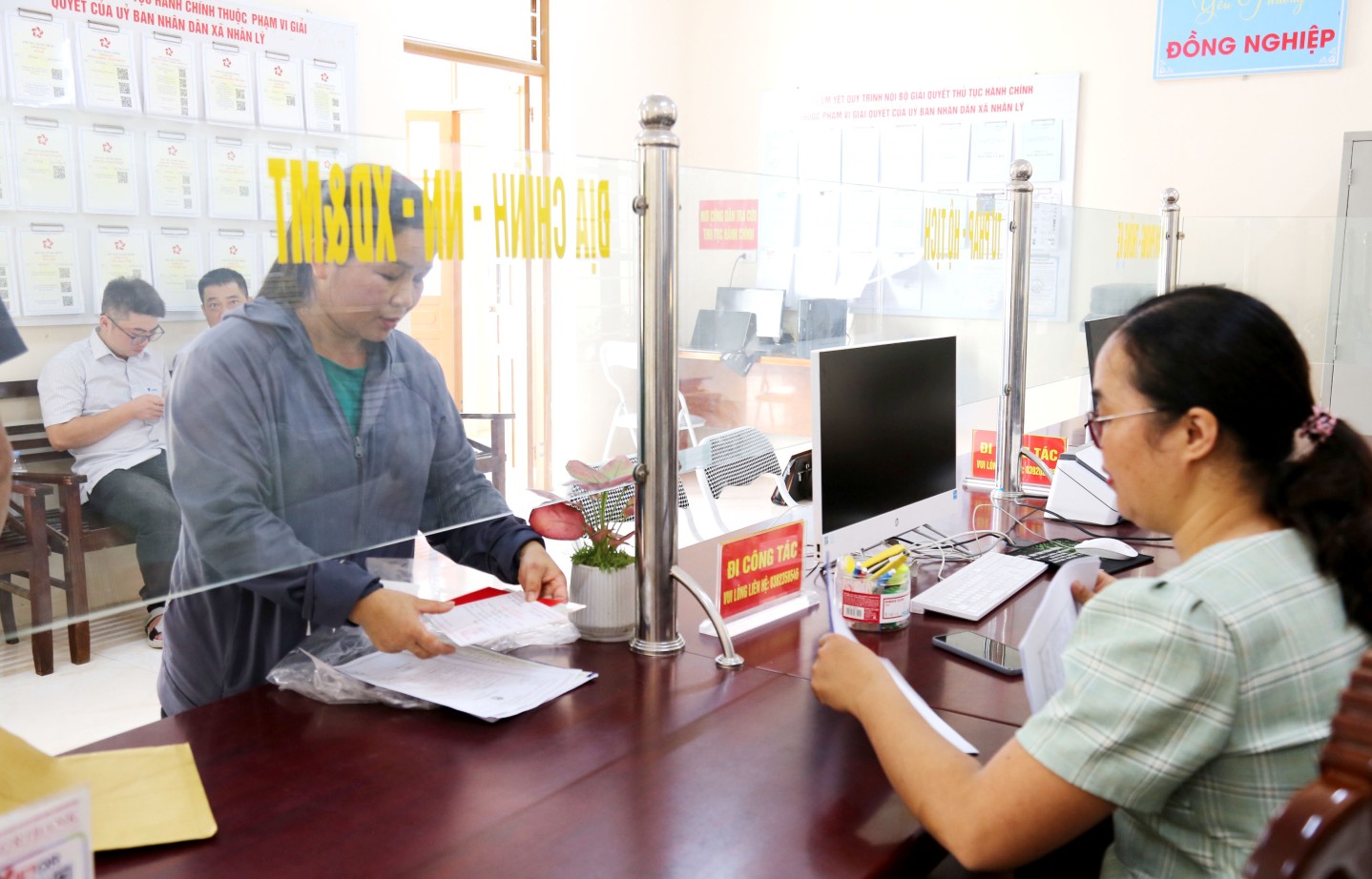 Trong ngày vận hành thử nghiệm đầu tiên, các Trung tâm PVHCC cấp xã trên địa bàn tỉnh đều đón tiếp đông đảo tổ chức, cá nhân đến giao dịch hồ sơ TTHC. Trong đó, Trung tâm PVHCC các phường có lượng người đến giao dịch tương đối nhiều, có nơi lên tới gần 200 lượt trong ngày đầu tiên. Nhờ sự chuẩn bị sẵn sàng các phương án và quy trình vận hành thử nghiệm, đội ngũ cán bộ 