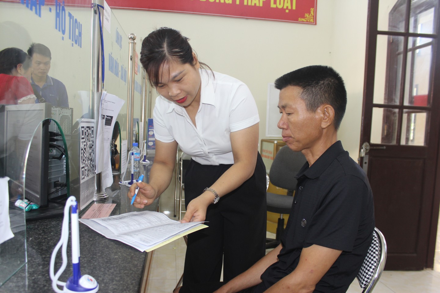 Với thái độ thân thiện, chuyên nghiệp và nhiệt tình, công chức Trung tâm PVHCC xã Đồng Đăng (mới) đang hướng dẫn anh Lương Văn Slen, thôn Còn Tòng, xã Thụy Hùng, huyện Cao Lộc thực hiện TTHC. Hoạt động này diễn ra ngay từ khi Trung tâm vận hành thử nghiệm theo mô hình mới, đảm bảo mọi thủ tục được thực hiện đúng quy định, kịp thời và thuận tiện cho người dân, thể hiện sự tận tâm của đội ngũ cán bộ trong việc phục vụ người dân, doanh nghiệp.