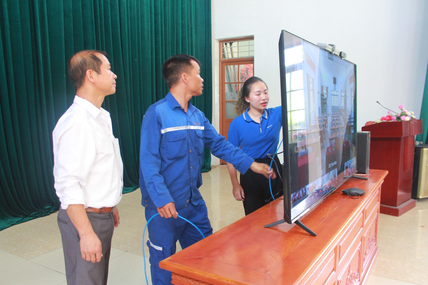 Để đảm bảo mô hình chính quyền hai cấp hoạt động hiệu quả, đặc biệt trong bối cảnh chuyển đổi số mạnh mẽ, công tác chuẩn bị hạ tầng công nghệ thông tin được đặc biệt chú trọng. Hình ảnh ghi lại khoảnh khắc cán bộ viễn thông huyện Văn Quan đang hỗ trợ kiểm tra và kết nối đường truyền, đảm bảo dịch vụ công trực tuyến tại các xã hoạt động thông suốt. Đây là việc làm vô cùng cần thiết, tạo tiền đề vững chắc cho một nền hành chính số hiện đại, phục vụ người dân tốt hơn.