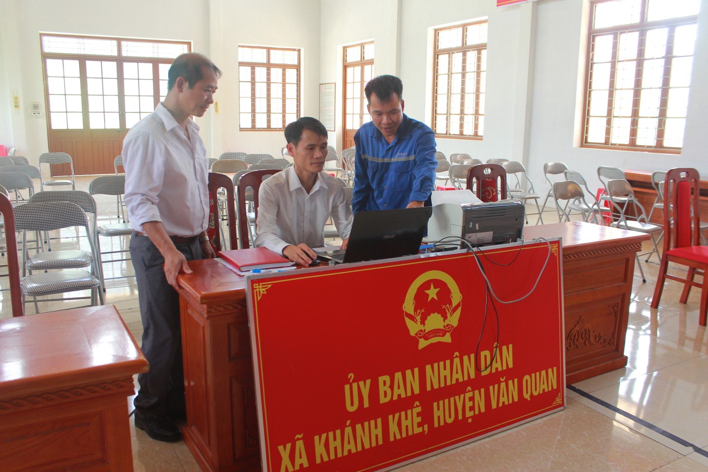 Trong 2 ngày vận hành thử nghiệm mô hình chính quyền địa phương hai cấp Viên thông Lạng Sơn đã bố trí 2 nhân viên trực tiếp có mặt tại mỗi xã, phường và các nhân viên viễn thông hỗ trợ từ xa để hỗ trợ toàn diện về dịch vụ viễn thông, đường truyền và dịch vụ công trực tuyến khi vận hành thử nghiệm. Hình ảnh này ghi lại khoảnh khắc cán bộ VNPT huyện Văn Quan đang phối hợp, hướng dẫn cán bộ sử dụng và khai thác hiệu quả phần mềm dịch vụ công trực tuyến tại UBND xã Khánh Khê. 