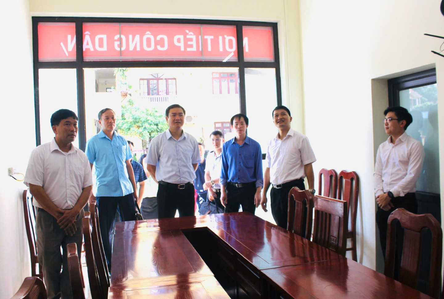 Trong ngày đầu tiên của đợt vận hành thử nghiệm mô hình chính quyền hai cấp, Tỉnh ủy Lạng Sơn đã thành lập 11 đoàn công tác, chia thành các nhóm để kiểm tra, giám sát toàn diện tại 65/65 xã, phường trên địa bàn. Sáng 26/6, Đoàn công tác do đồng chí Nguyễn Cảnh Toàn, Phó Bí thư Tỉnh ủy làm trưởng đoàn đã kiểm tra thực tế tại xã Đồng Đăng. Việc này không chỉ nhằm giám sát, đôn đốc mà còn kịp thời nắm bắt, tháo gỡ những khó khăn, vướng mắc phát sinh trong quá trình vận hành thử nghiệm, đảm bảo sự chuẩn bị chu đáo nhất cho ngày chính thức đi vào hoạt động, đồng thời thể hiện sự quan tâm, chỉ đạo sát sao của lãnh đạo tỉnh. 