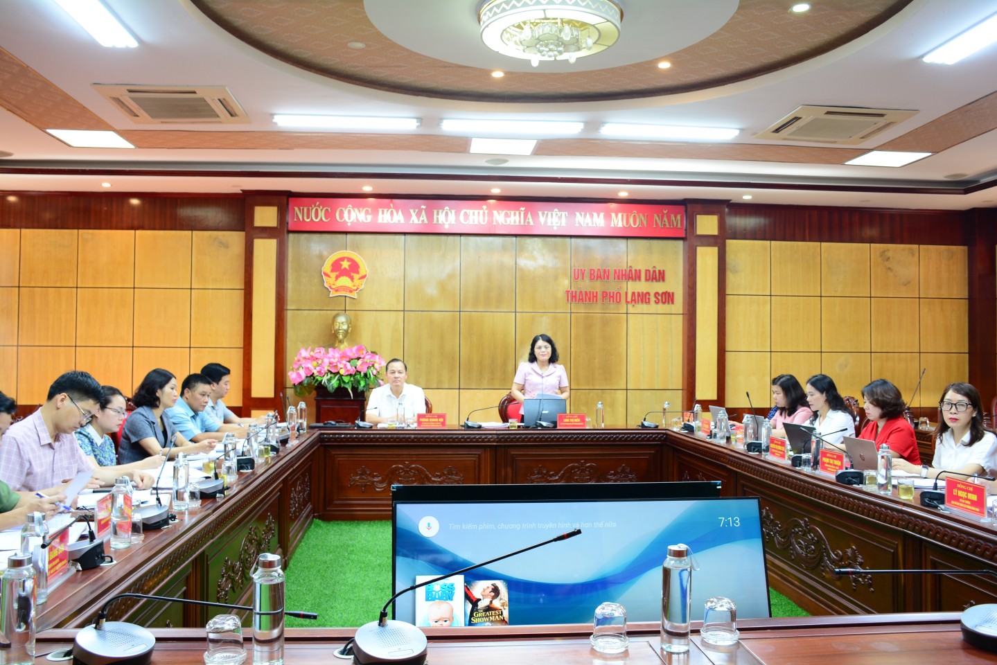 Trong quá trình vận hành thử nghiệm, các xã, phường sẽ không tránh khỏi những khó khăn, vướng mắc. Trong quá trình tổ chức các cuộc họp, hội nghị, cấp ủy, chính quyền các xã, phường đã lồng ghép việc trao đổi những nội dung liên quan đến việc vận hành thử nghiệm để thực hiện tốt hơn cho ngày 1/7 tới. Hình ảnh ghi lại một cuộc họp tại UBND phường Đông Kinh, lãnh đạo và cán bộ phường đã cùng nhau thảo luận, đánh giá và lắng nghe những vướng mắc phát sinh từ thực tiễn để từ đó hoàn thiện quy trình và khắc phục những hạn chế trước khi mô hình chính quyền hai cấp chính thức đi vào vận hành. 