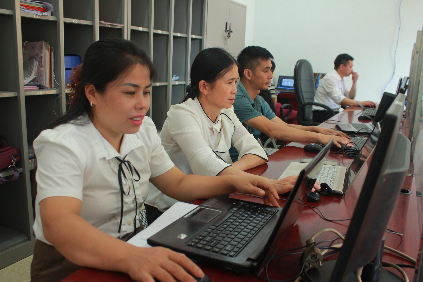 Trong thời gian vận hành thử nghiệm, đội ngũ cán bộ, công chức cấp xã nói chung và chị Hoàng Phương Lan (ngoài cùng bên trái) cùng các đồng nghiệp của mình tại Trung tâm PVHCC xã Khánh Khê luôn hăng say, miệt mài làm việc, sẵn sàng cho việc vận hành chính thức mô hình chính quyền hai cấp. Sự tập trung, chuyên nghiệp và thái độ nghiêm túc trong công việc đội ngũ cán bộ, công chức thể hiện rõ sự đồng thuận, tin tưởng và niềm hy vọng vào một nền hành chính hiệu quả, minh bạch và gần dân hơn. Đây là minh chứng cho sự chuẩn bị kỹ lưỡng và quyết tâm của Lạng Sơn, hướng tới mục tiêu phục vụ người dân và doanh nghiệp tốt nhất trong giai đoạn mới.