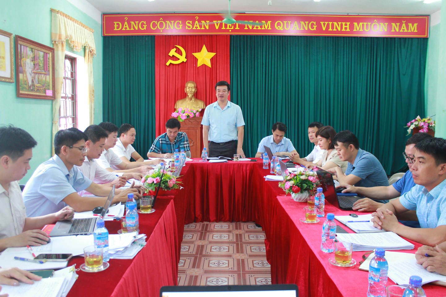 Trong ngày đầu tiên (26/6) của đợt vận hành thử nghiệm mô hình chính quyền địa phương hai cấp, hầu hết Ban Thường vụ, Ban Chấp hành Đảng bộ các xã, phường trên địa bàn Lạng Sơn đã tiến hành Hội nghị lần thứ nhất (khóa I), nhiệm kỳ 2025-2030. Hội nghị đã thảo luận sôi nổi, thống nhất chủ trương và đưa ra những định hướng quan trọng cho việc vận hành mô hình mới. Tại hội nghị Ban Chấp hành xã Khánh Khê, các đại biểu cũng cho ý kiến để thống nhất thông qua các quy chế, quy định, nghị quyết, báo cáo công tác chuẩn bị Đại hội Đảng bộ xã… Đây là nền tảng vững chắc, đảm bảo sự đồng bộ và hiệu quả của cả hệ thống chính trị của xã chính thức đi vào hoạt động.