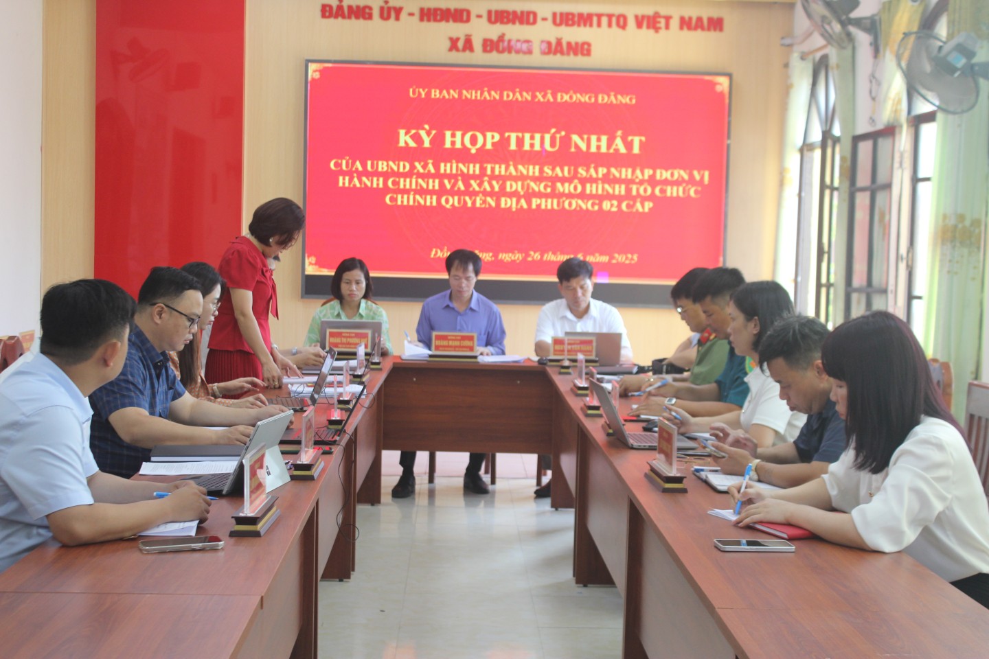 Cùng với các cuộc họp của cấp ủy Đảng, trong ngày đầu tiên của đợt vận hành thử nghiệm, Thường trực HĐND, UBND và Ủy ban MTTQ các xã, phường cũng đã đồng loạt tổ chức Kỳ họp/cuộc họp thứ nhất. Đây là dịp để các thành viên UBND cùng nhau rà soát, điều chỉnh và thống nhất các phương án cụ thể trong triển khai mô hình chính quyền địa phương hai cấp. Không khí làm việc nghiêm túc, tập trung tại các cuộc họp đã thể hiện rõ quyết tâm cao của lãnh đạo cơ sở trong việc đảm bảo mô hình mới vận hành hiệu quả.
Sáng 26/6, UBND xã Đồng Đăng (mới) họp kỳ thứ nhất, bàn và thống nhất nhiều nội dung quan trọng như giá kết quả thực hiện các nhiệm vụ, mục tiêu phát triển KT-XH, đảm bảo QP-AN 6 tháng đầu năm, triển khai nhiệm vụ 6 tháng cuối năm; bàn và thống nhất vào các dự thảo tờ trình, nghị quyết quan trọng. 
