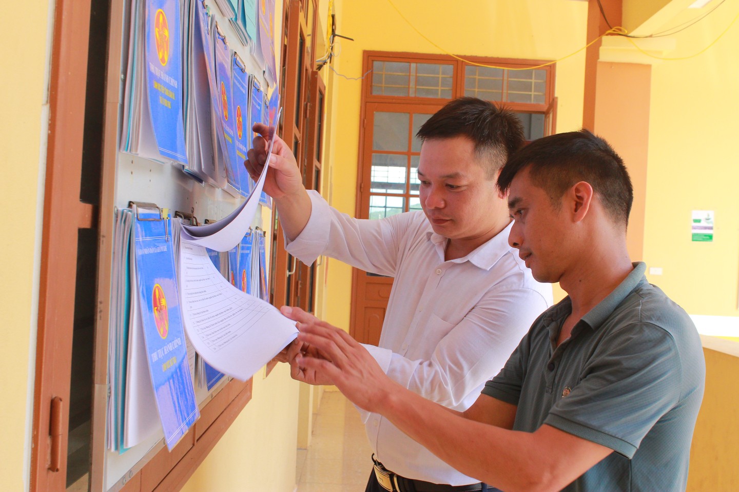 Chính quyền cấp xã là nơi gần gũi và trực tiếp phục vụ người dân. Với việc vận hành mô hình chính quyền địa phương hai cấp, dự kiến sẽ có gần 400 thủ tục hành chính (TTHC) liên quan trực tiếp đến người dân và doanh nghiệp tại cấp xã. Vì vậy, việc cán bộ thực hiện niêm yết công khai các TTHC là một khâu vô cùng quan trọng, góp phần đảm bảo thực hiện đúng quy định, công khai và minh bạch hóa quy trình giải quyết. Hoạt động này không chỉ giúp người dân và doanh nghiệp dễ dàng tiếp cận thông tin mà còn tạo thuận lợi tối đa khi thực hiện các TTHC, thể hiện cam kết về một nền hành chính phục vụ.
