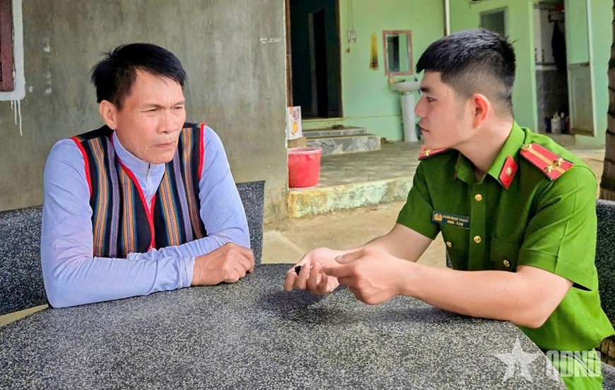 Chú A Bát (bên trái) tận tình giúp đỡ Công an chính quy tăng cường về xã.