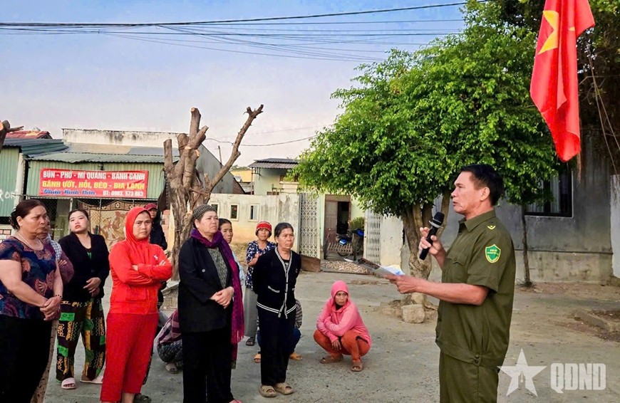 Chú A Bát (ngoài cùng bên phải) tuyên truyền tình hình an ninh, trật tự đến bà con thôn Kon Rờ Bàng 2 vào buổi chào cờ thứ hai đầu tuần.