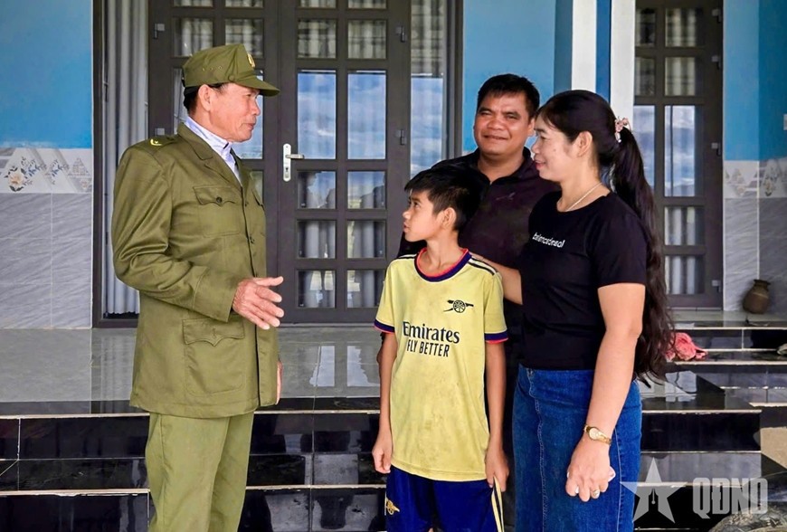Chú A Bát (ngoài cùng bên trái) đến tận nhà tuyên truyền, vận động bà con tham gia đảm bảo an ninh, trật tự.