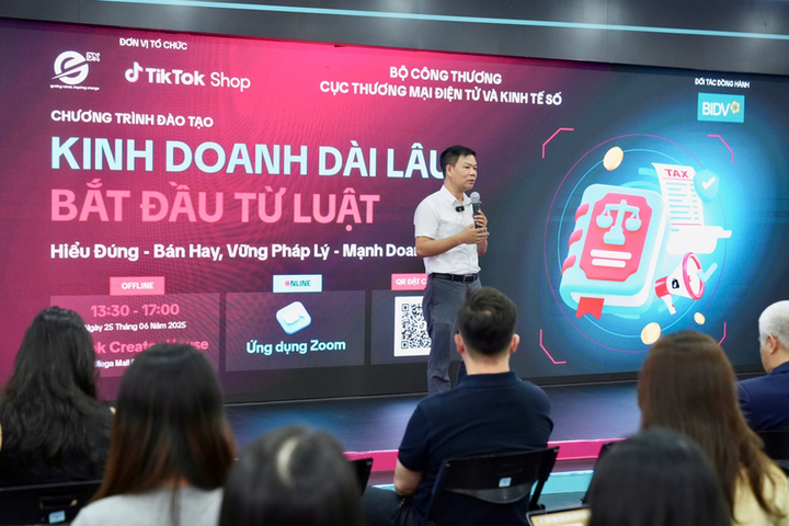 Ông Nguyễn Hữu Tuấn, GĐ Trung tâm Phát triển Thương mại điện tử và Công nghệ số (eComDX) chia sẻ tại buổi đào tạo. (Nguồn: Bộ Công thương)