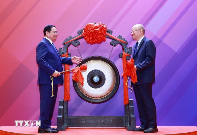 Thủ tướng Phạm Minh Chính thực hiện nghi thức đánh cồng tại Sàn giao dịch chứng khoán Thượng Hải. (Ảnh: Dương Giang/TTXVN)