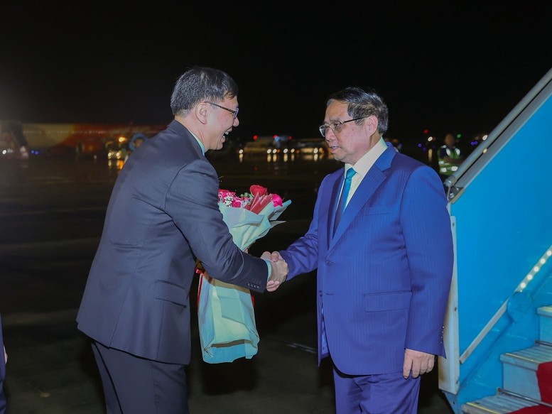 Đêm 26/6, Thủ tướng Chính phủ Phạm Minh Chính và Đoàn đại biểu Việt Nam đã về tới sân bay quốc tế Nội Bài, Hà Nội, kết thúc tốt đẹp chuyến công tác tham dự Hội nghị thường niên các nhà tiên phong lần thứ 16 của Diễn đàn Kinh tế thế giới (WEF) và làm việc tại Trung Quốc - Ảnh: VGP/Nhật Bắc
