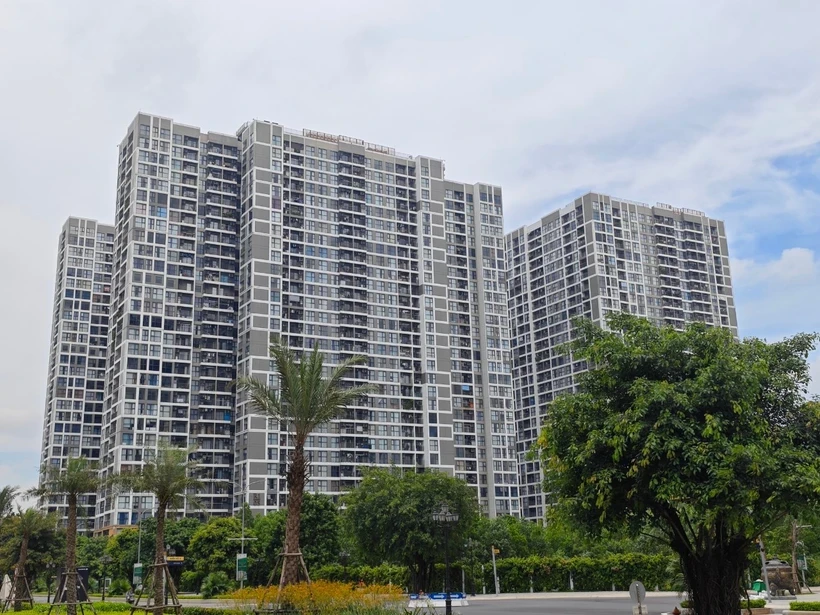 Nhiều người trẻ có nhu cầu mua nhà nhưng vẫn e ngại lãi suất cao. (Ảnh: Vietnam+)