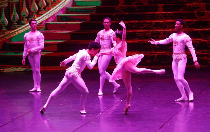Nghệ sĩ Đoàn Ballet quốc gia Cuba biểu diễn trong chương trình.