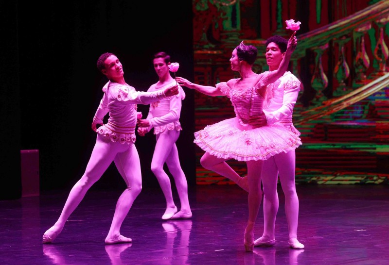Vẻ đẹp kiêu sa của ballet kinh điển được các nghệ sĩ thể hiện trên sân khấu Nhà hát Hồ Gươm.