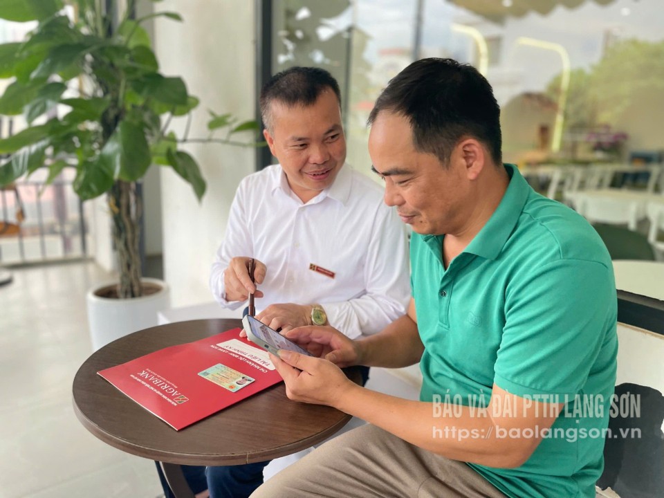 Cán bộ Agribank Lộc Bình hướng dẫn khách hàng cập nhật thông tin dữ liệu sinh trắc học.