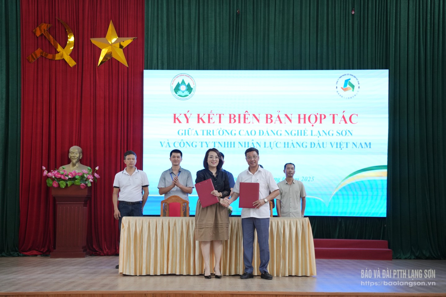 Lễ ký biên bản hợp tác giữa Trường Cao đẳng nghề Lạng Sơn và Công ty TNHH nhân lực hàng đầu Việt Nam