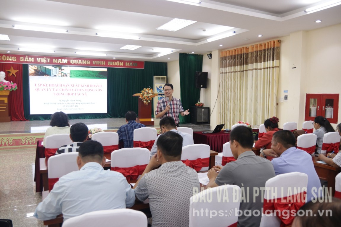 Báo cáo viên truyền đạt nội dung tại lớp tập huấn