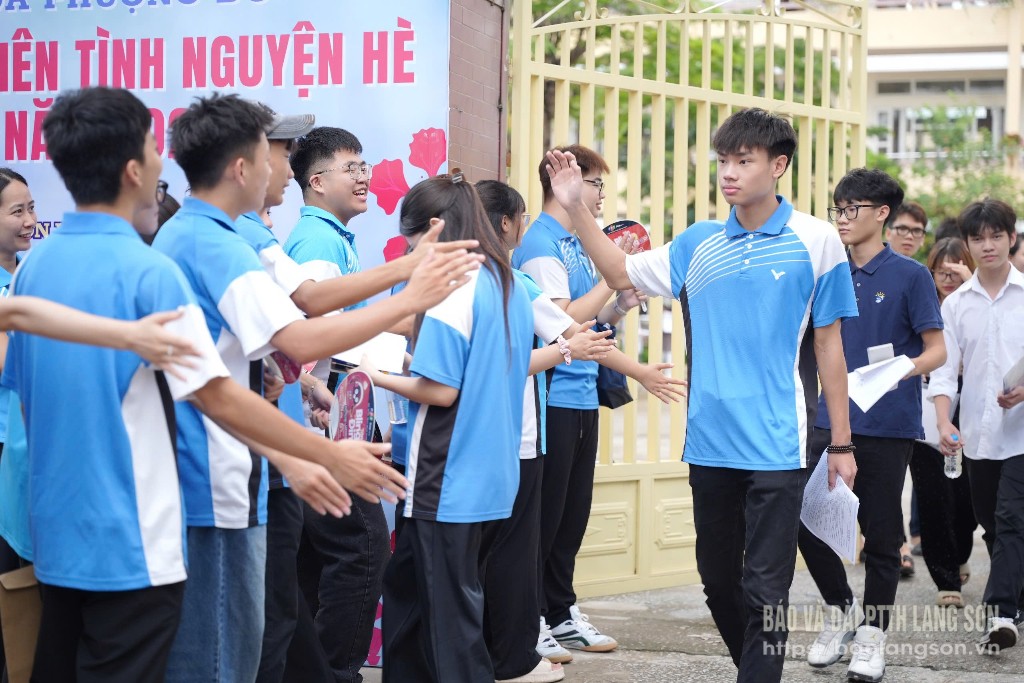 Các thí sinh tại điểm thi Trường THPT chuyên Chu Văn An, thành phố Lạng Sơn rời khỏi phòng thi