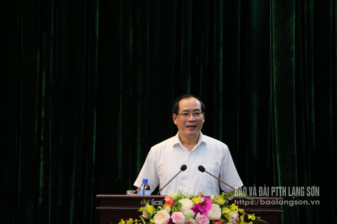 Đồng chí Dương Xuân Huyên, Ủy viên Ban Thường vụ Tỉnh ủy, Phó Chủ tịch Thường trực UBND tỉnh phát biểu tại hội nghị
