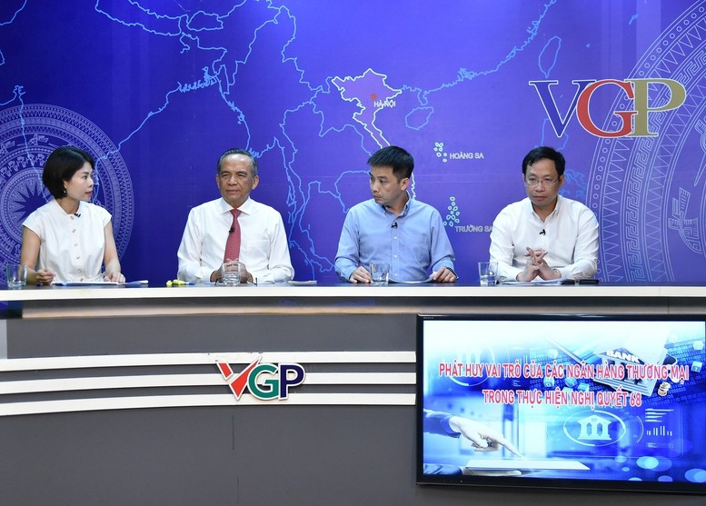 Bà Nguyễn Bảo Thanh Vân trao đổi với các khách mời tại Tọa đàm - Ảnh: VGP/Dương Tuấn