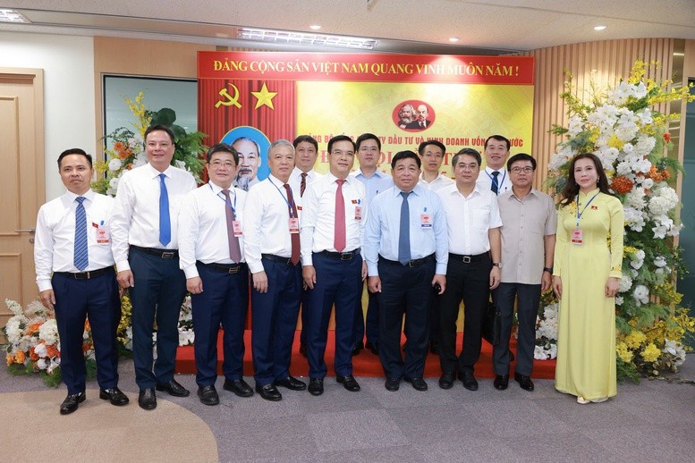 Phó Thủ tướng chụp ảnh lưu niệm cùng lãnh đạo SCIC và các đại biểu tham dự đại hội - Ảnh: VGP/Minh Ngọc