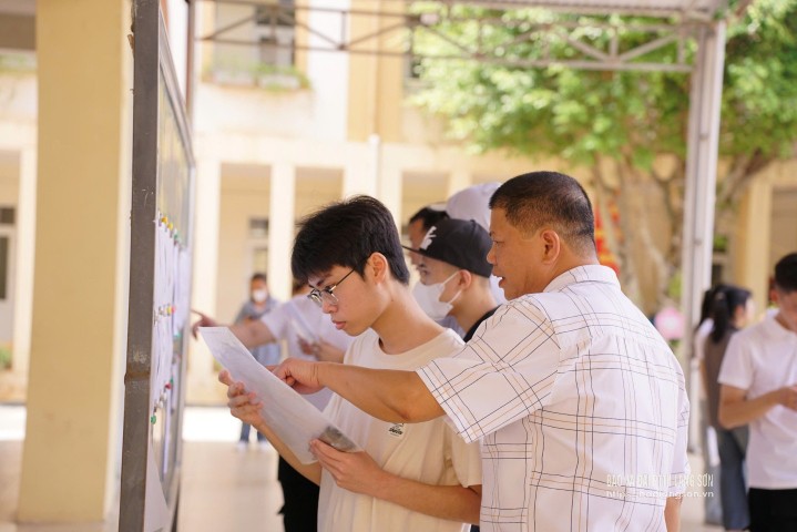 Từ những ngày đầu đưa con đi xem phòng thi, làm thủ tục, đến từng buổi sáng sớm chờ con trước cổng trường, các bậc cha mẹ đã âm thầm sát cánh cùng sĩ tử trong kỳ thi tốt nghiệp THPT năm 2025 – tiếp thêm động lực, vững tin cho con trên hành trình quan trọng của cuộc đời. Trong ảnh là hình ảnh phụ huynh cùng con là thí sinh tự do dự thi tại điểm Trường Trung học cơ sở (THCS) Chi Lăng, thành phố Lạng Sơn tra cứu danh sách phòng thi.
