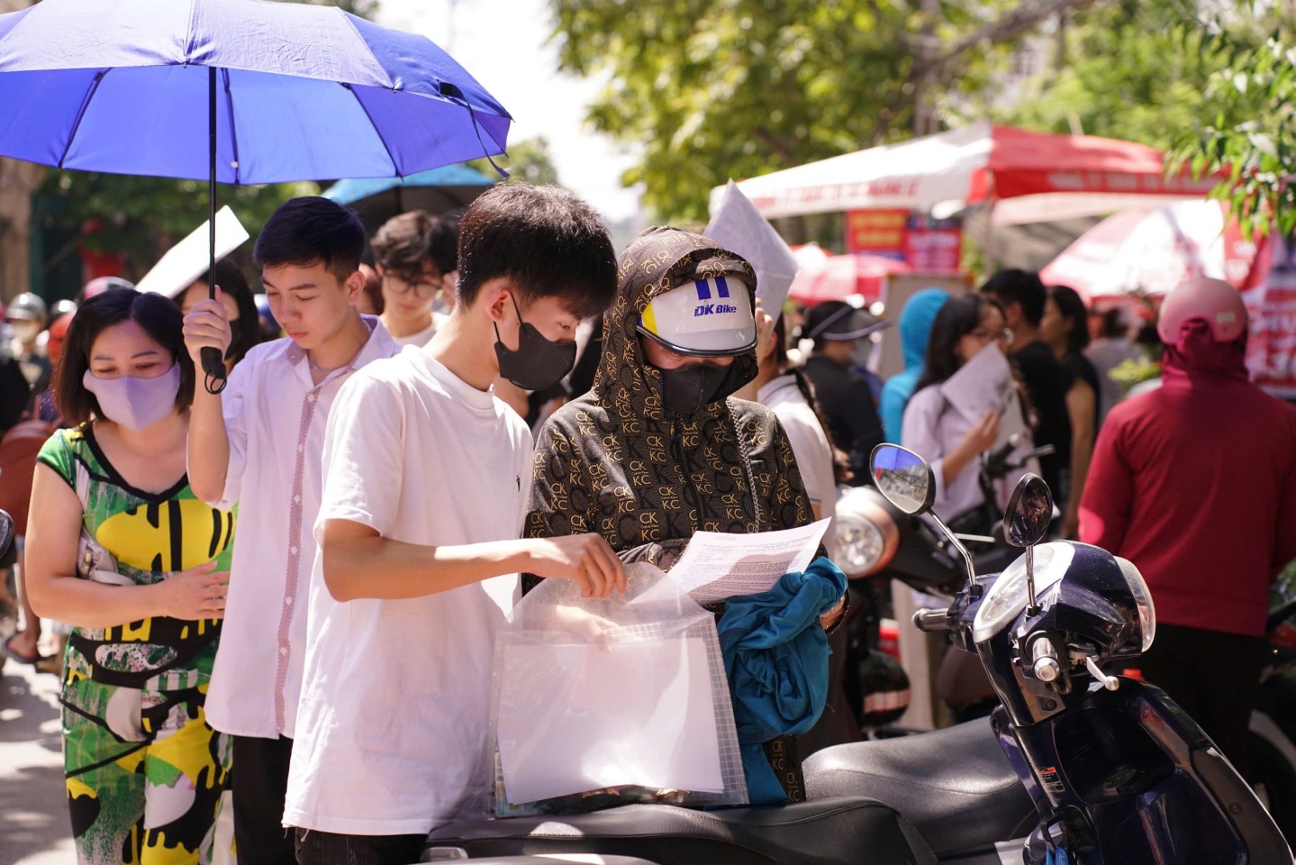 Tại điểm thi Trường THPT Việt Bắc, thành phố Lạng Sơn phụ huynh tranh thủ cùng con trao đổi, chia sẻ cảm nhận sau khi hoàn thành bài thi môn đầu tiên, thể hiện sự quan tâm, đồng hành trong từng chặng đường thi cử.