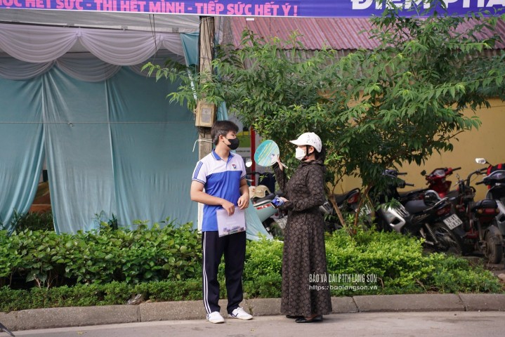 Sau mỗi buổi thi, hình ảnh phụ huynh nhẹ nhàng quạt mát, ân cần động viên con không chỉ xua đi mệt mỏi mà còn tiếp thêm niềm tin, động lực để các sĩ tử vững bước trong kỳ thi quan trọng.