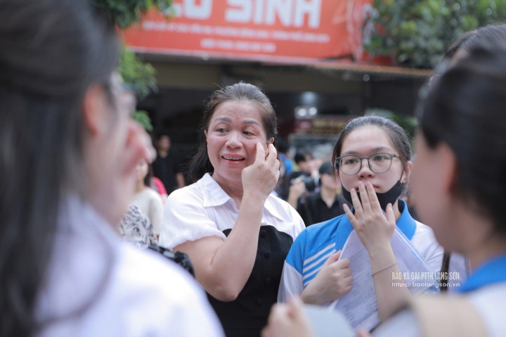 Tại điểm thi Trường THPT chuyên Chu Văn An, thành phố Lạng Sơn, sau khi con hoàn thành bài thi các môn tự chọn, không ít phụ huynh đã xúc động – những giọt nước mắt của sự nhẹ nhõm, tự hào và xúc động khi con mình vượt qua một chặng đường đầy áp lực và kỳ vọng.