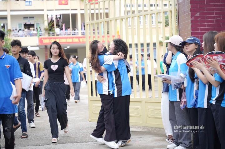 Tại điểm thi Trường THPT chuyên Chu Văn An, thành phố Lạng Sơn các thí sinh ôm chầm lấy nhau đầy phấn khởi sau khi hoàn thành các môn thi tự chọn – nụ cười rạng rỡ hiện rõ trên khuôn mặt.
