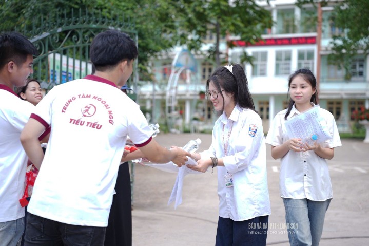Dưới thời tiết nóng nực của mùa hè, những tình nguyện viên tại điểm thi Trường THPT Tú Đoạn, huyện Lộc Bình không quản ngại vất vả, luôn túc trực hỗ trợ và tiếp nước cho các sĩ tử. Những chai nước mát lành được trao tận tay không chỉ xua tan mệt mỏi mà còn tiếp thêm động lực giúp các em vững vàng bước vào phòng thi.