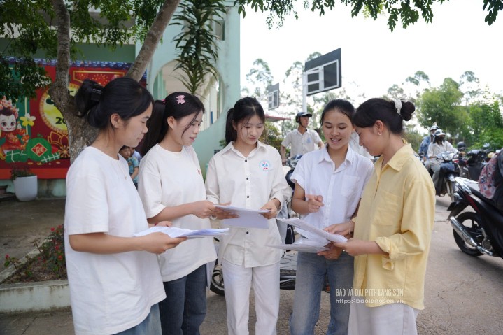Sau khi hoàn thành môn thi đầu tiên, nhiều thí sinh tại điểm thi Trường THPT Tú Đoạn, huyện Lộc Bình nán lại trao đổi bài, vừa hồi hộp vừa háo hức thảo luận về đề thi và chia sẻ cảm nhận về bài làm của mình.
