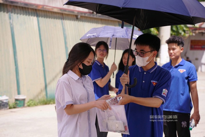 Tại điểm thi Trường THPT Cao Lộc, huyện Cao Lộc các tình nguyện viên luôn túc trực tiếp nước, che ô cho thí sinh dưới nắng nóng, góp phần tiếp sức và lan tỏa tinh thần sẻ chia trong mùa thi.