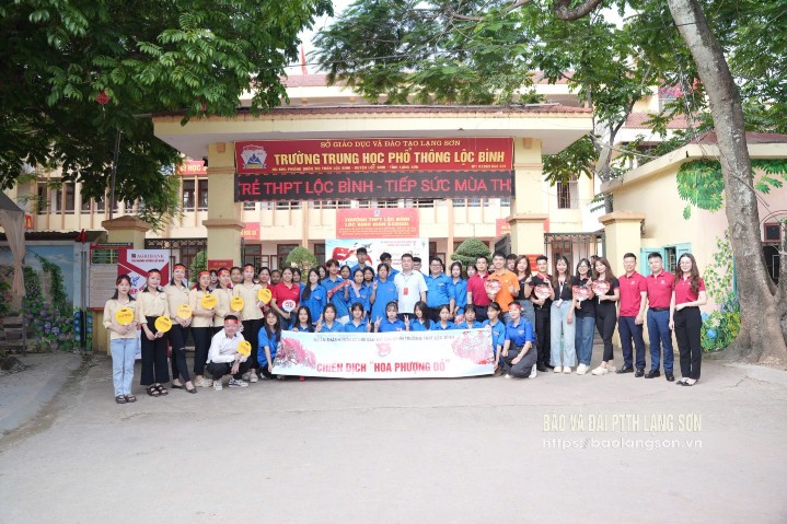 Tại điểm thi Trường THPT Lộc Bình, nhiều lực lượng đã cùng tham gia chương trình “Tiếp sức mùa thi”, hỗ trợ thí sinh bằng những hành động thiết thực như phát nước, che ô, hướng dẫn vào phòng thi. Đây là sự đồng hành về tinh thần, giúp các em thêm vững tin bước vào kỳ thi quan trọng.