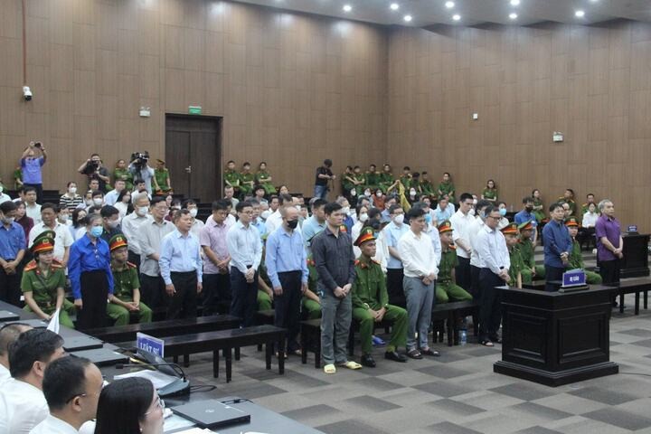 Các bị cáo tại toà.