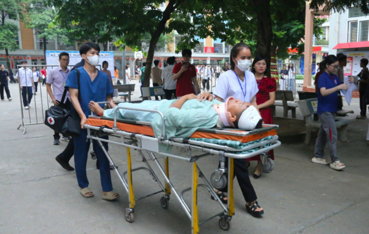 Nam sinh Nguyễn Trung Kiên (Hà Nội) đến điểm thi tốt nghiệp THPT năm 2025 bằng cáng. (Ảnh: Thanh Hùng)