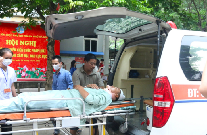 Anh Thắm cùng con trở lại bệnh viện bằng xe cứu thương. (Ảnh: Thanh Hùng)