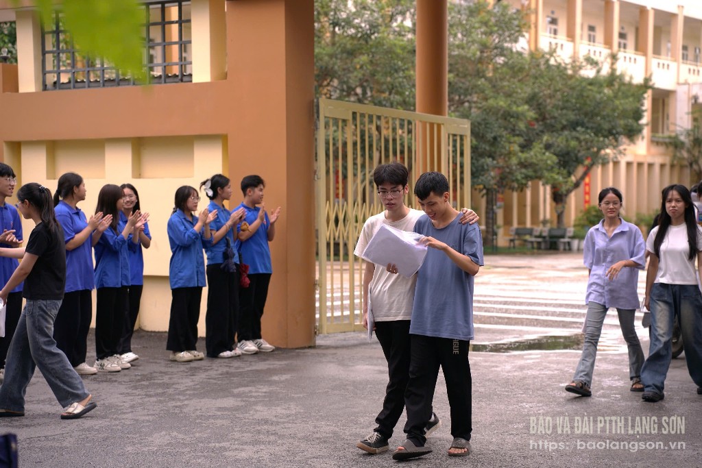 Các thí sinh tự do tại điểm thi Trường THCS Chi Lăng, thành phố Lạng Sơn rời khỏi phòng thi