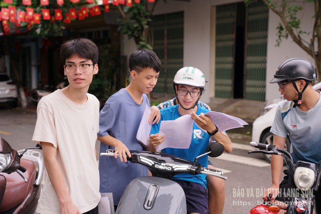 Các thí sinh tại điểm thi Trường THCS Chi Lăng, thành phố Lạng Sơn trao đổi sau khi hoàn thành bài thi