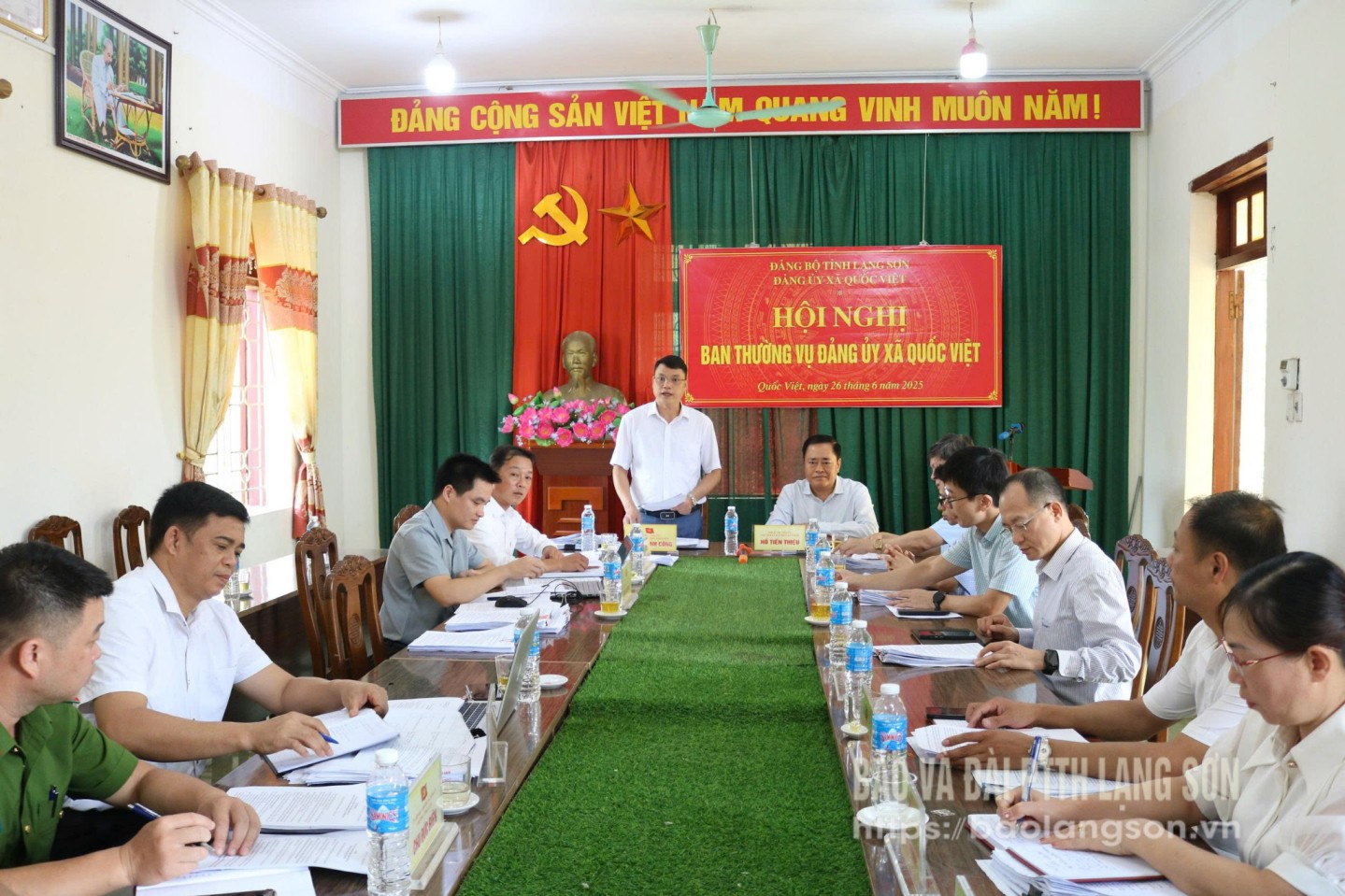 Đồng chí Hồ Tiến Thiệu, Phó Bí thư Tỉnh ủy, Chủ tịch UBND tỉnh kiểm tra, chỉ đạo tại cuộc họp Ban Thường vụ Đảng ủy xã Quốc Việt lần thứ nhất trong ngày vận hành thử nghiệm