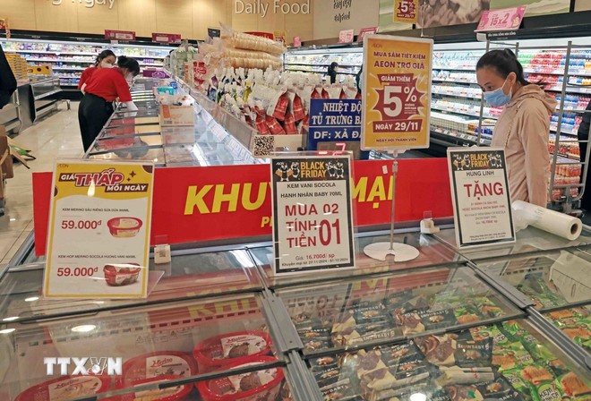 Khách hàng lựa chọn mua sắm tại AEON Long Biên. (Ảnh: Trần Việt/TTXVN)