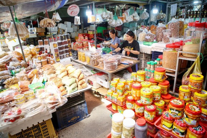 Muối ớt cùng với nhiều sản phẩm đặc sản Tây Ninh như chao môn, bánh tráng xuất hiện đa dạng trên thị trường. (Ảnh: Giang Phương/TTXVN)