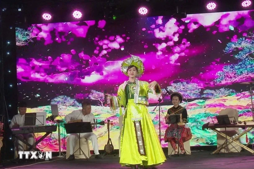Ca sỹ Hà Myo và dàn nhạc trong tiết mục Hát Xẩm