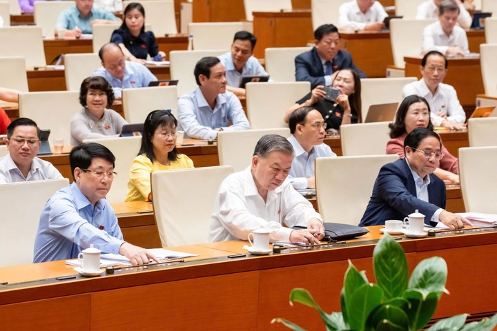 Tổng Bí thư Tô Lâm, Chủ tịch nước Lương Cường, Thủ tướng Phạm Minh Chính và các đại biểu Quốc hội bấm nút thông qua Luật Tổ chức chính quyền địa phương (sửa đổi) tại Kỳ họp thứ 9.