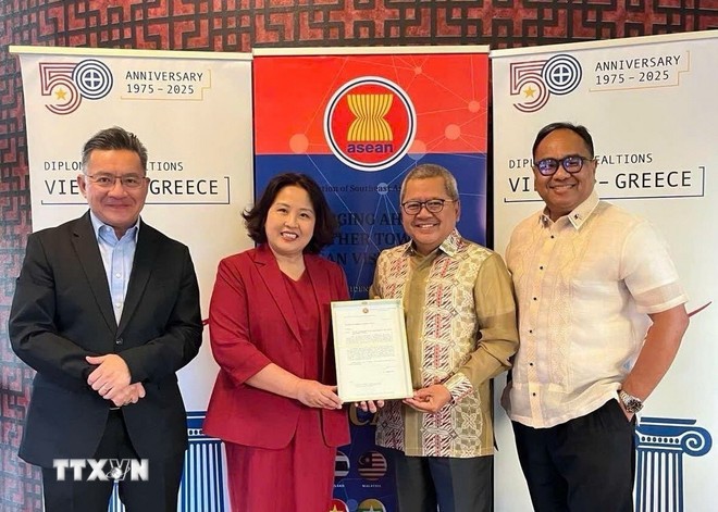 Đại sứ Phạm Thị Thu Hương bàn giao chức Chủ tịch luân phiên ACAT cho Đại sứ Indonesia tại Hy Lạp. (Ảnh do ĐSQ Việt Nam tại Hy Lạp cung cấp)