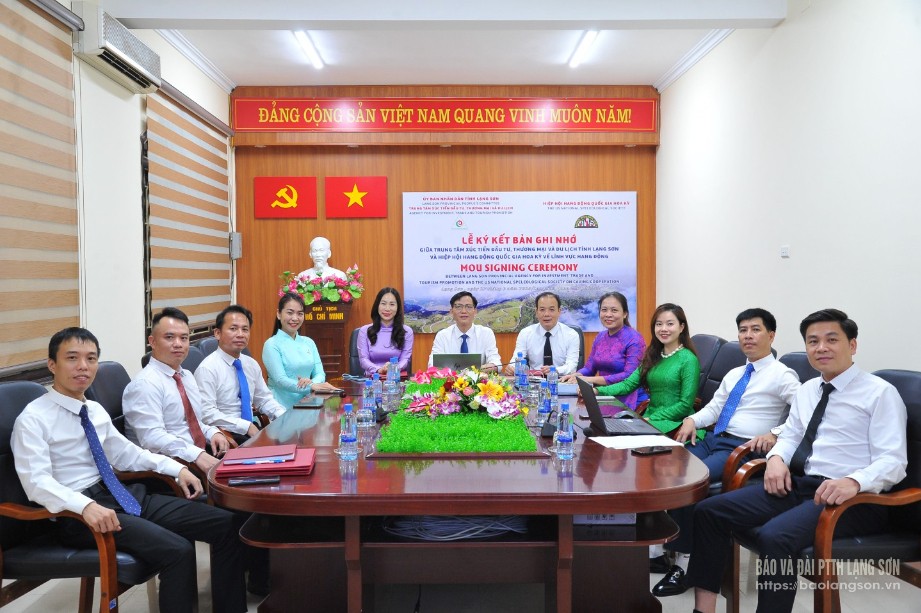 Các đại biểu tham dự lễ ký kết tại điểm cầu Trung tâm Xúc tiến Đầu tư, Thương mại và Du lịch tỉnh Lạng Sơn
