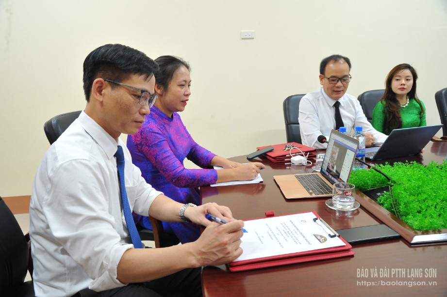 Lãnh đạo Trung tâm Xúc tiến Đầu tư, Thương mại và Du lịch tỉnh Lạng Sơn thực hiện ký kết bản ghi nhớ hợp tác với Hiệp hội Hang động quốc gia (Hoa Kỳ) theo hình thức trực tuyến