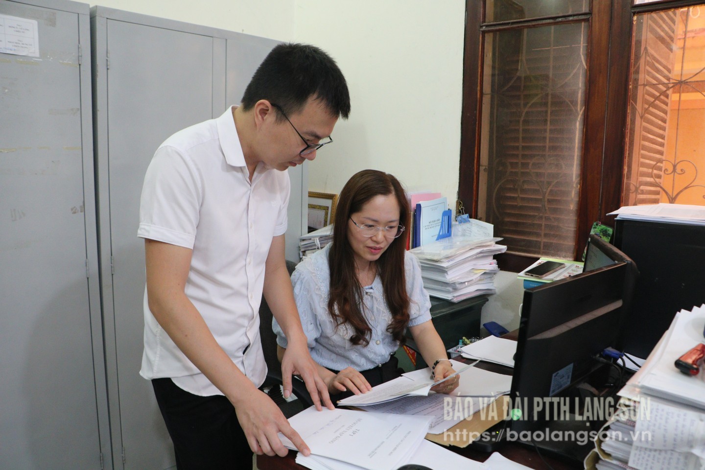 Cán bộ Ban Tổ chức Huyện ủy Bắc Sơn rà soát lại một số nội dung trước khi kết thúc hoạt động của Đảng bộ cấp huyện