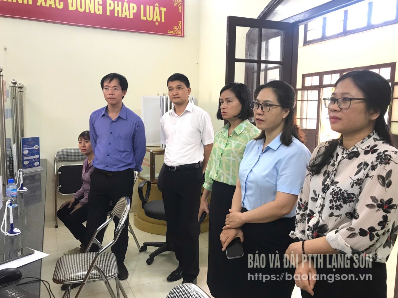 Lãnh đạo và cán bộ xã Đồng Đăng (mới) kiểm tra cơ sở vật chất tại Trung tâm Phục vụ hành chính công của xã